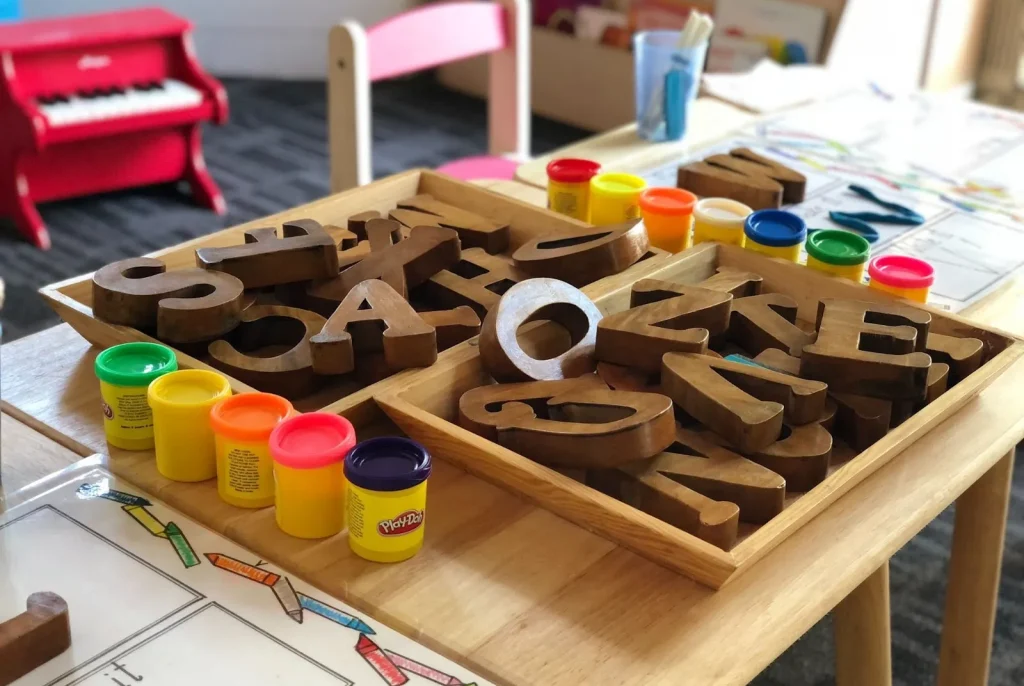 Image of two children in a garden, symbolizing the different functions of kindergarten and nursery school.
