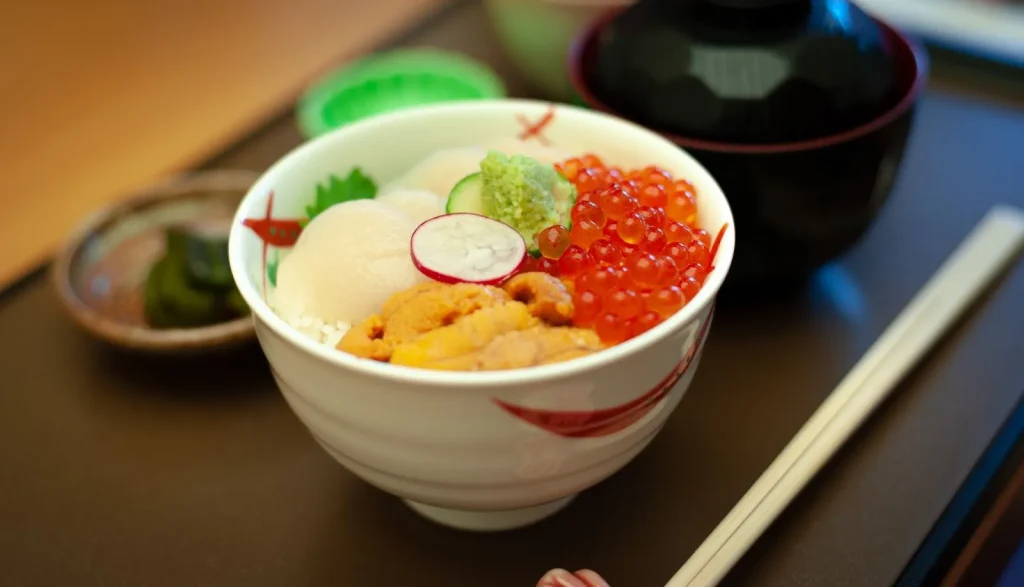 Image illustrating the multiple benefits of Furusato Nōzei, such as luxury gifts and tax deductions.