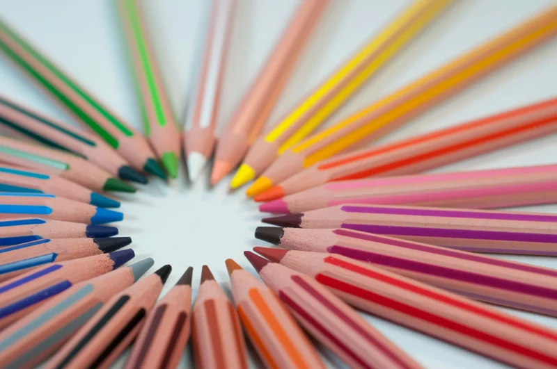 Image illustrating the concept of using adjectives for colors, contrasting with nouns.