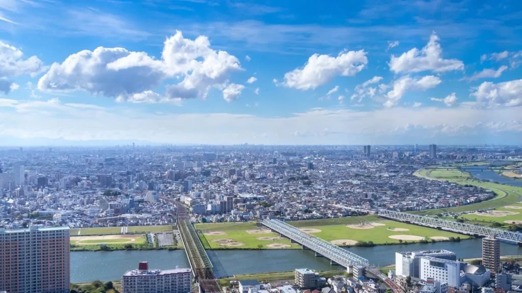 Image showing a lush green park or riverside area in Edogawa Ward, highlighting its natural environment.