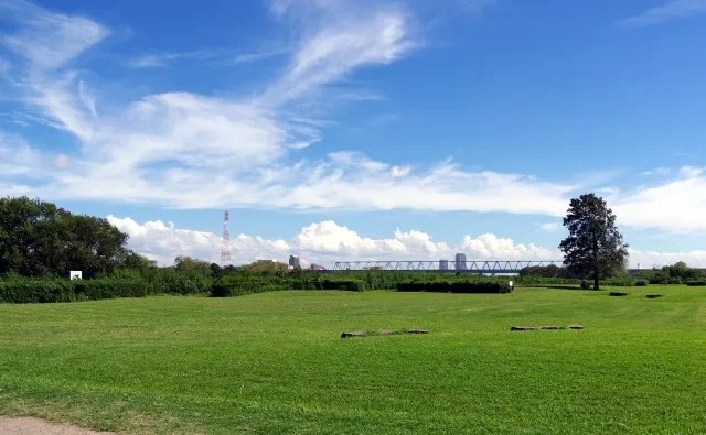 Image of a residential area near a train station in Edogawa Ward, illustrating convenient living.