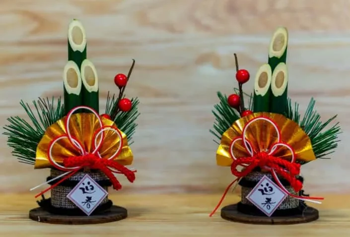 Image illustrating the proper placement of the male (雄松) and female (雌松) Kadomatsu.