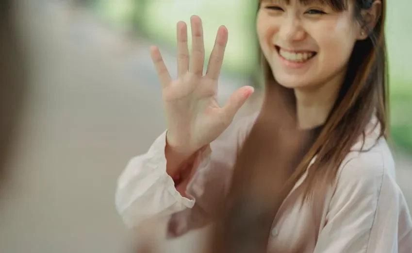 Image illustrating the difference in usage between the past tense and present tense forms of the honorific greeting.