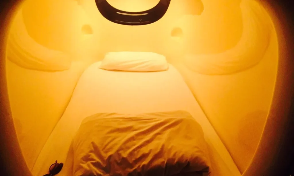 Image illustrating the security concerns of capsule hotels, with a focus on lack of locks.
