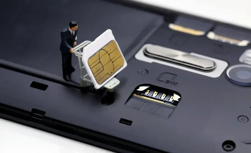 Image of a person paying for a mobile phone contract with a credit card, symbolizing a monthly contract plan.