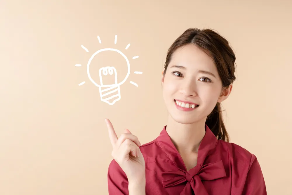 笑顔の女性がおすすめのSIMカードを紹介している