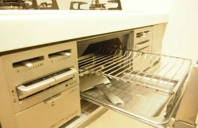 Image of a standard Japanese kitchen setup, showing the grill compartment located under the gas stovetop.