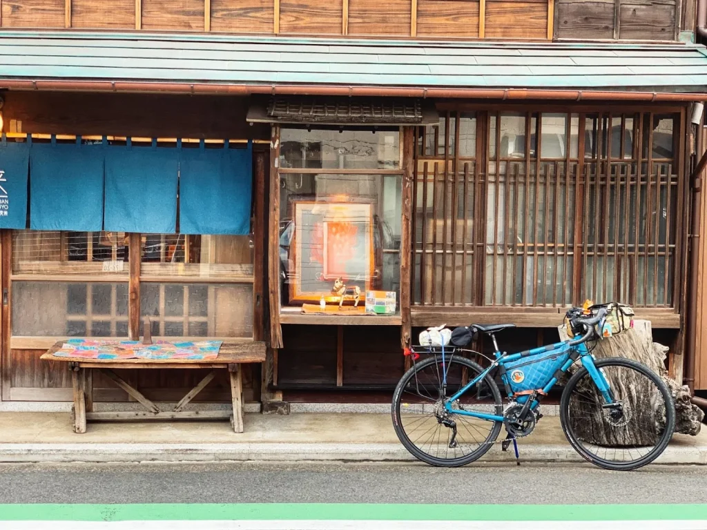 Image illustrating the concept of an Akiya Bank, which connects vacant house owners with potential buyers/renters.