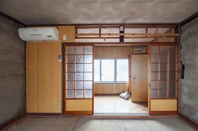 Image illustrating the potential difficulties of using an Akiya Bank, such as house condition uncertainty and renovation issues.