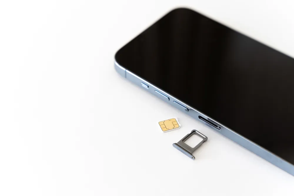 スマホから取り出したSIMカード