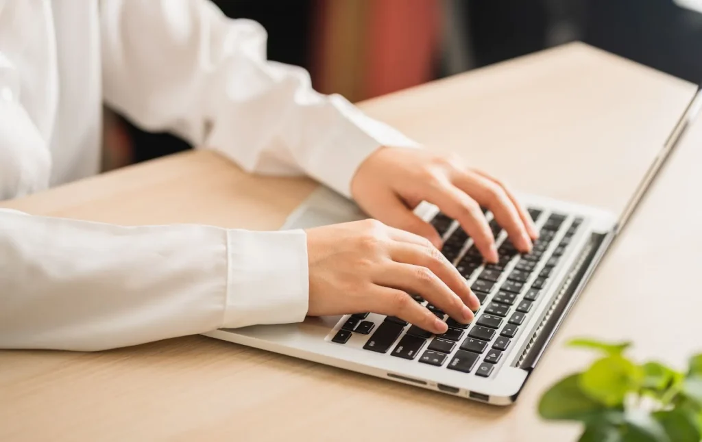 Image of a person using a laptop with Japanese job listings displayed, symbolizing online job searching.