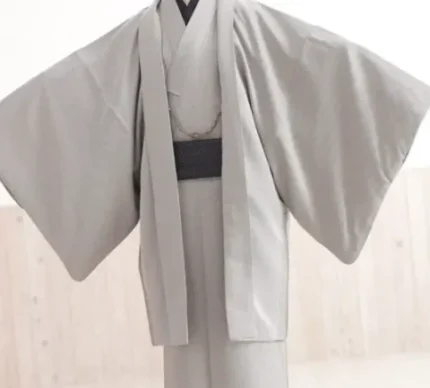 Image of a man wearing Kinagashi, a casual kimono style without the Hakama.