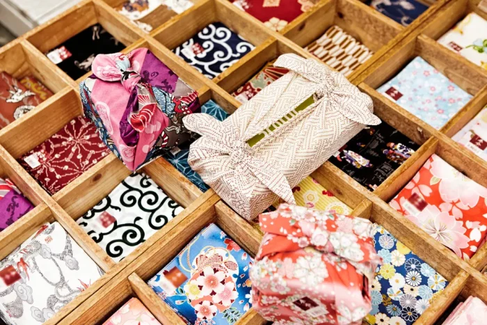 外国人に人気の日本のカラフルな風呂敷が並んでいる