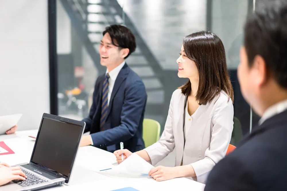 会議中に女性が「たたき台」について話している