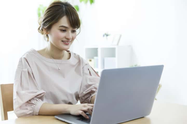 Image of a person choosing a wireless internet plan on a screen, emphasizing the importance of selection criteria.