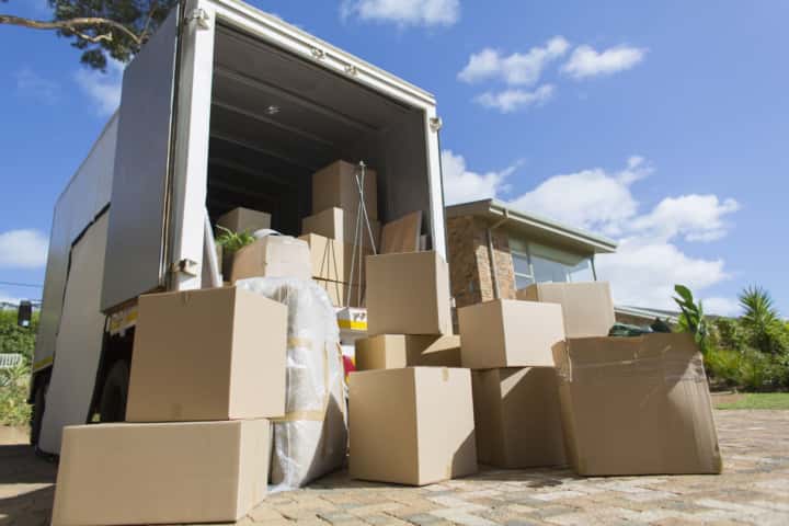 Image illustrating the various ways to move belongings in Japan, such as using professional movers, personal car, or delivery services.